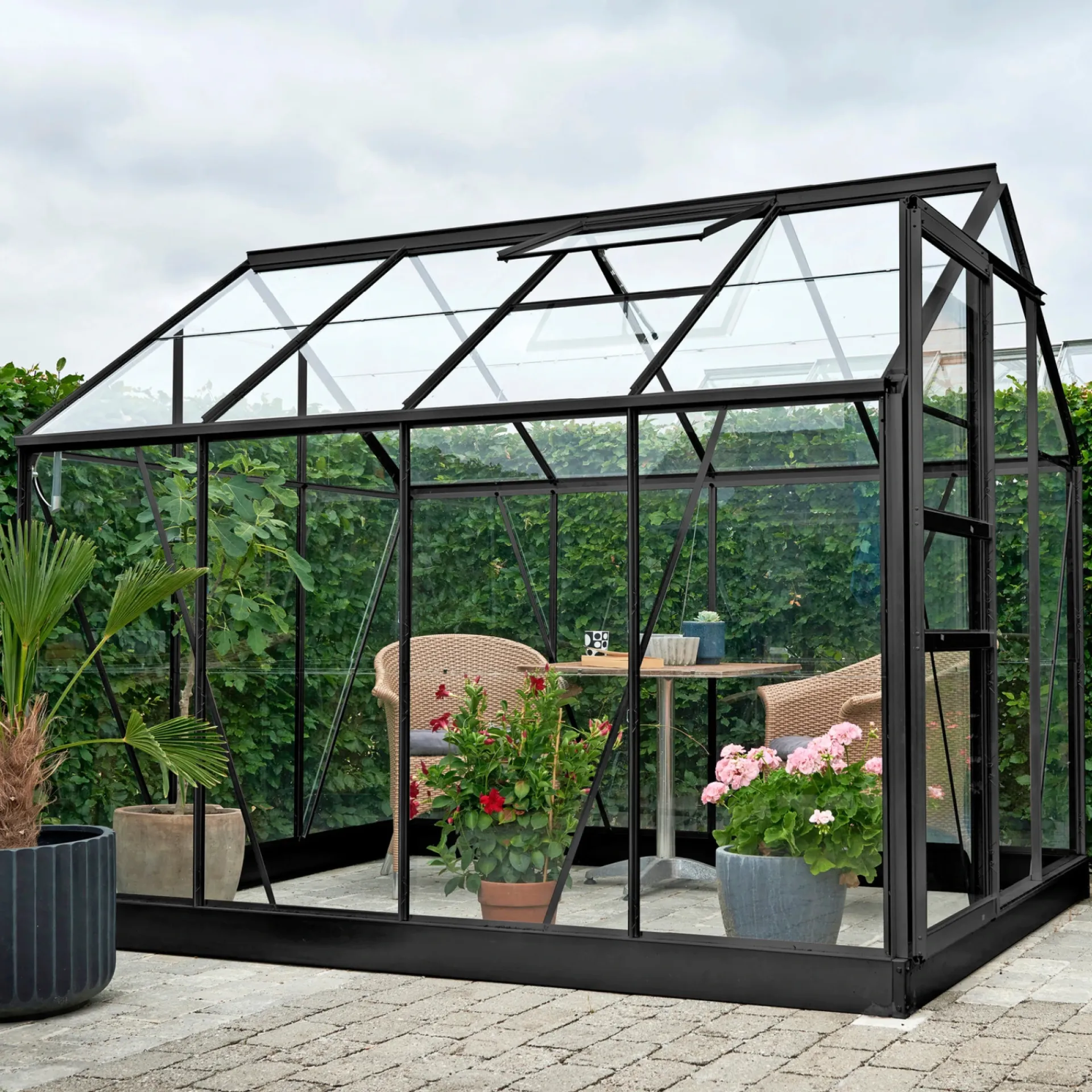 Best Outrium HALLS DRIVHUS INKL. SOKKEL 3 MM DELT GLAS SORT 5 M²