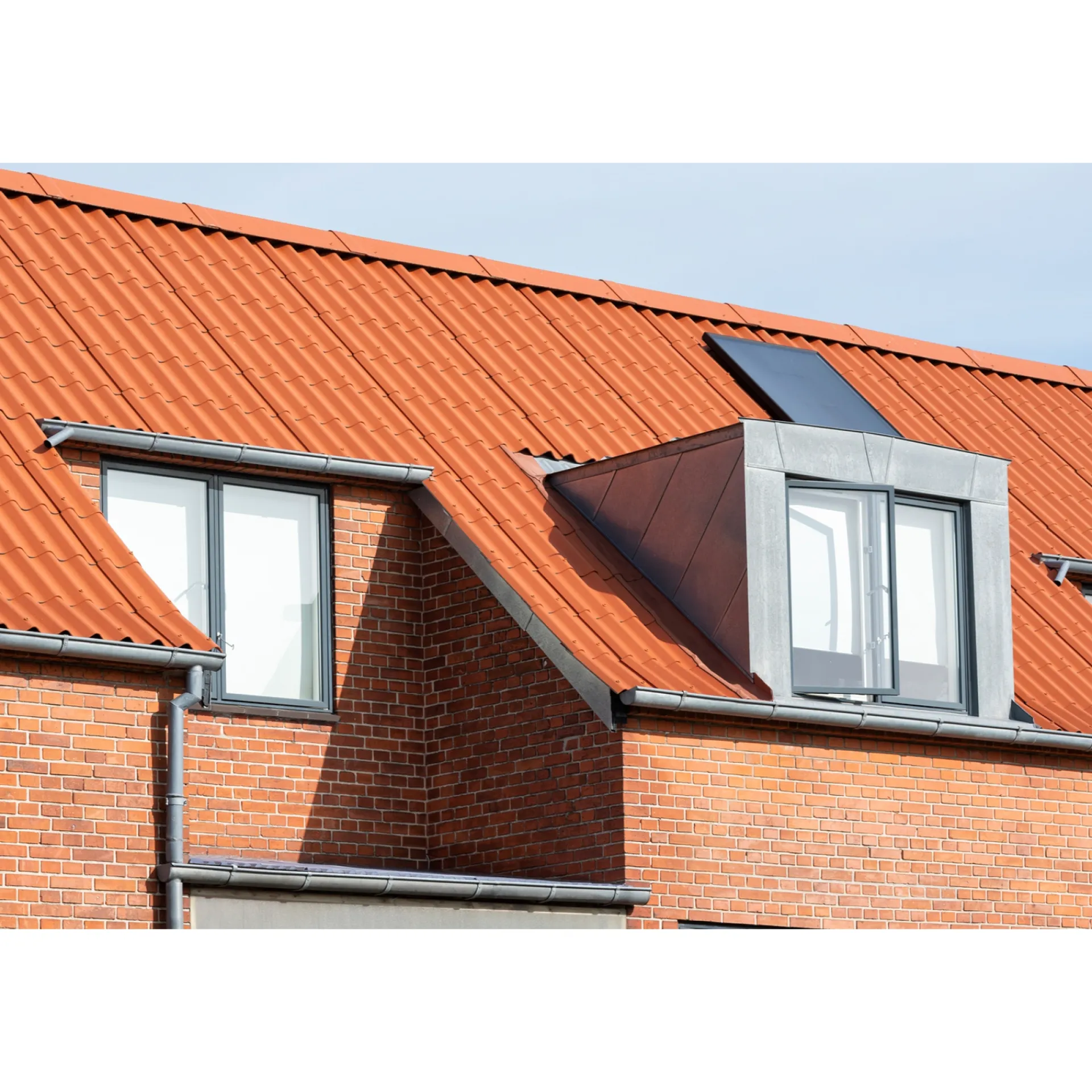 Clearance Swisspearl B7 BØLGEPLADE TEGLRØD HJ/HU = HJØRNEAFSKÆRING OG HULLER