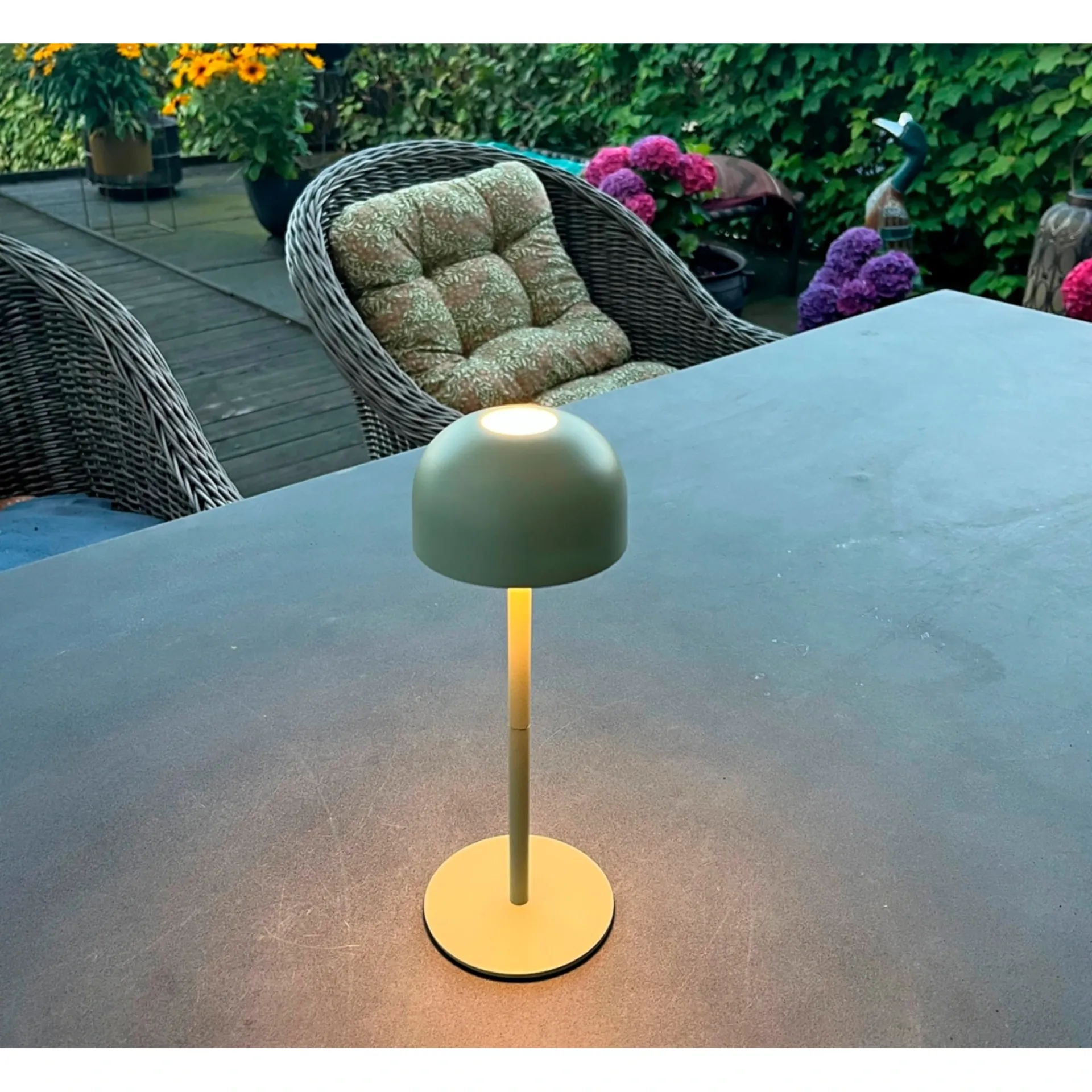 Clearance Veli Line SHINE MINI TOUCH GENOPLADELIG BORDLAMPE OLIVENGRØN